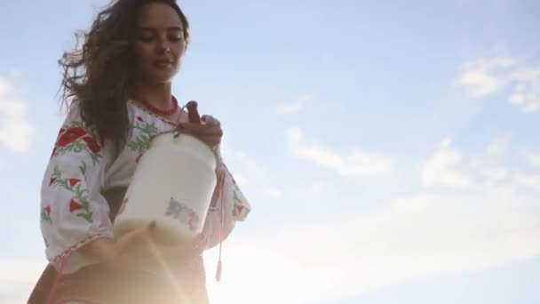 Українська Жінка Стоїть Традиційній Національній Вишитій Сорочці Спідниці Виливає Воду — стокове відео