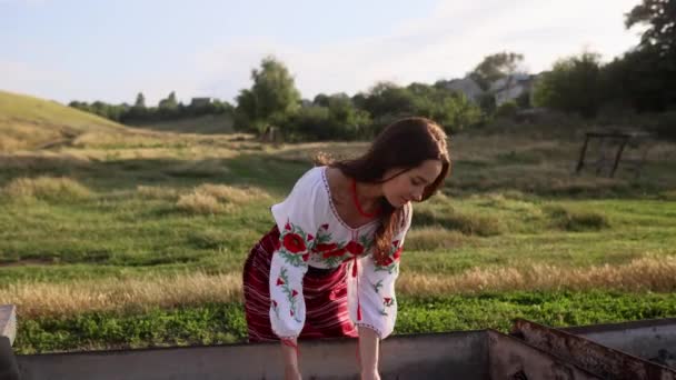 Ukrainian Woman Stands Traditional National Embroidered Shirt Skirt Collects Water — 图库视频影像