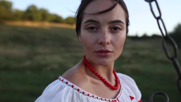 Портрет Молодой Украинки Традиционной Национальной Вышитой Рубашке Ожерелье Колодца Лугу — стоковое видео