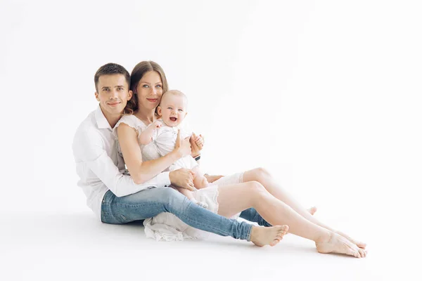 Junge Glückliche Familie Mit Baby Sitzt Und Umarmt Sich Vor — Stockfoto