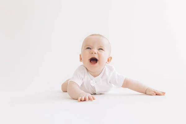 Feliz Bebé Niño Ríe Alegremente Acostado Sobre Fondo Blanco —  Fotos de Stock