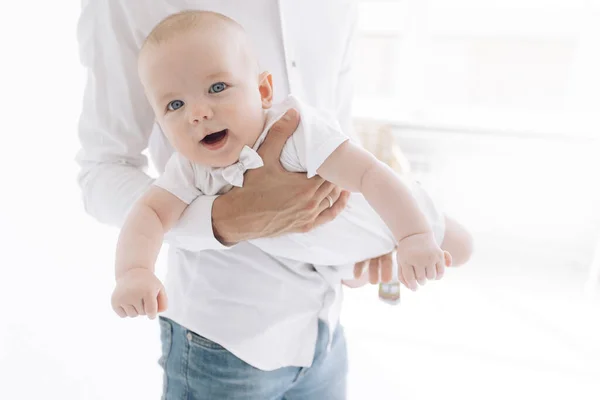 Der Junge Vater Hält Seinen Lächelnden Kleinen Sohn Und Spielt — Stockfoto