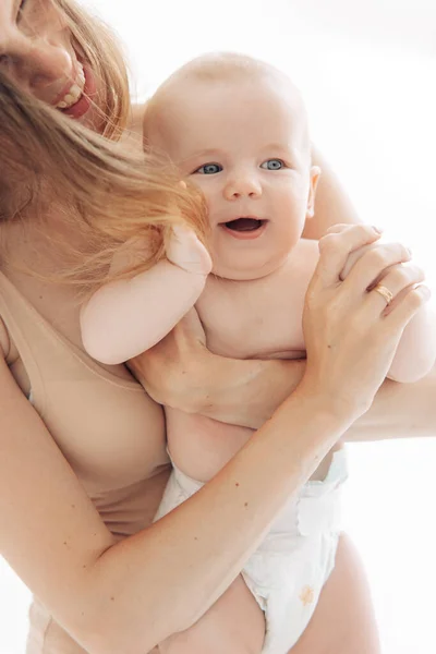 Junge Mutter Spielt Mit Ihrem Fröhlichen Baby Auf Den Händen — Stockfoto
