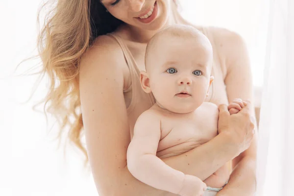 Giovane Madre Gioca Con Suo Bambino Felice Sulle Sue Mani — Foto Stock