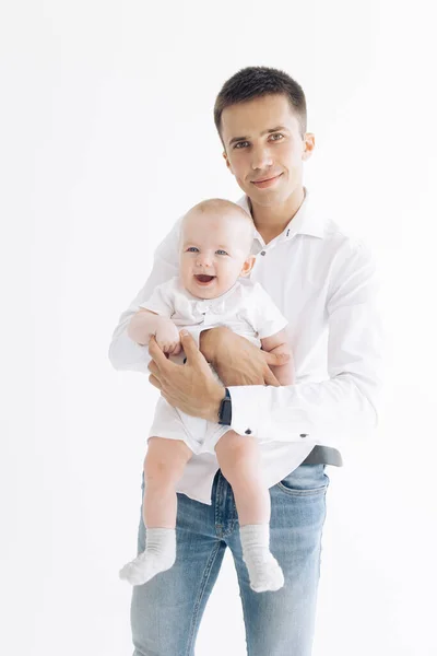 Glücklicher Junger Vater Hält Seinen Lächelnden Kleinen Sohn Vor Weißem — Stockfoto