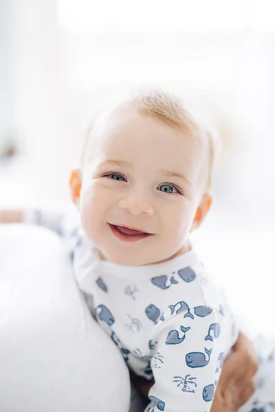 Retrato Lindo Niño Sonriente Mameluco Sobre Fondo Blanco —  Fotos de Stock