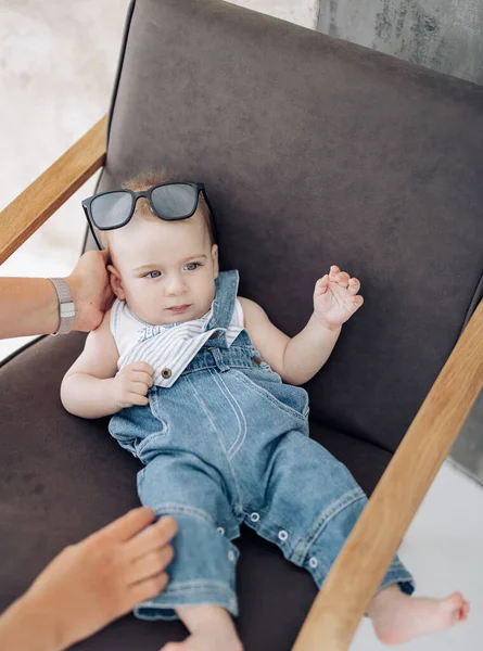 Carino Bambino Romper Trova Poltrona Con Occhiali Sole Sulla Testa — Foto Stock
