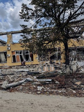 Ukrayna 'nın Kharkiv bölgesindeki Kupiansk kasabasının işgalinden kurtarılan Rus bombardımanı sonucu yıkılan bina. Savaş kavramı, Rus işgali ve askeri suçlar.