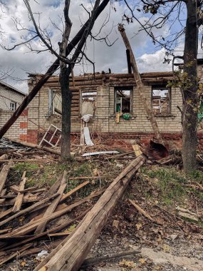 Ukrayna 'nın Kharkiv bölgesindeki Kupiansk kasabasındaki Rus bombardıman sonucu sivil konutu yıkıldı. Savaş kavramı, Rus askeri istilası ve suçları..
