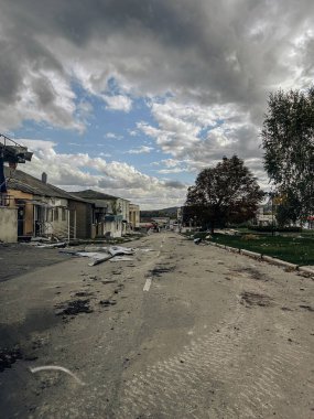 Ukrayna 'nın Kharkiv bölgesindeki Kupiansk kasabasının işgalinden kurtarılan Rus bombardımanı sonucu yıkılan binalar. Savaş kavramı, Rus işgali ve askeri suçlar.