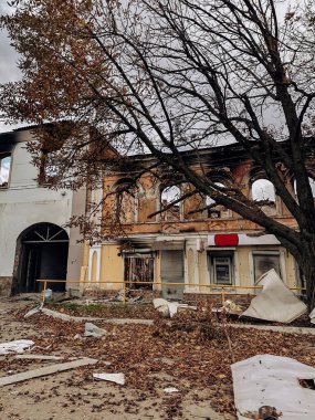 Ukrayna 'nın Kharkiv bölgesindeki Kupiansk kasabasının işgalinden kurtarılan Rus bombardımanı sonucu yıkılan bina. Savaş kavramı, Rus işgali ve askeri suçlar.