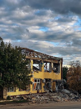 Ukrayna 'nın Kharkiv bölgesindeki Kupiansk kasabasının işgalinden kurtarılan Rus bombardımanı sonucu yıkılan bina. Savaş kavramı, Rus işgali ve askeri suçlar.