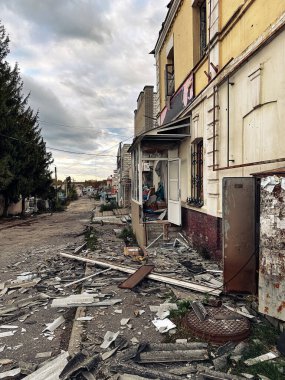 Ukrayna 'nın Kharkiv bölgesindeki Kupiansk kasabasının işgalinden kurtarılan Rus bombardımanı sonucu yıkılan binalar. Savaş kavramı, Rus işgali ve askeri suçlar.
