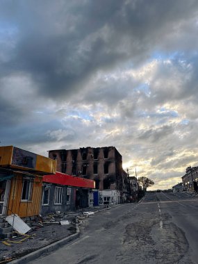 Ukrayna 'nın Kharkiv bölgesindeki Kupiansk kasabasının işgalinden kurtarılan Rus bombardımanı sonucu yıkılan binalar. Savaş kavramı, Rus işgali ve askeri suçlar.