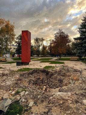 Bombalardan zarar görmüş cadde ve Ukrayna 'nın işgal altındaki Kupiansk kasabasından kurtarılmış bir top mermisi krateri. Rus bombardımanının sonucu. Savaş kavramı, Rus işgali ve askeri suçlar.