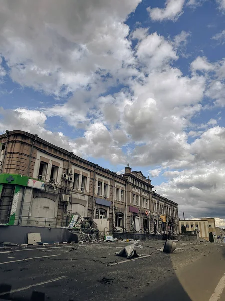Ukrayna 'nın Kharkiv bölgesindeki Kupiansk kasabasının işgalinden kurtarılan Rus bombardımanı sonucu yıkılan bina. Savaş kavramı, Rus işgali ve askeri suçlar.