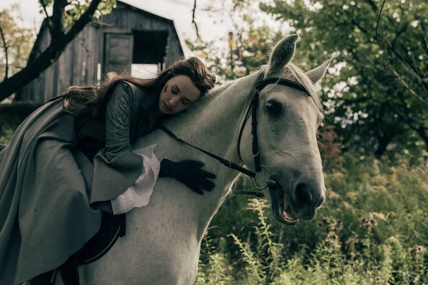 Jovem Mulher Imagem Antigo Cavaleiro Guerreiro Senta Cavalo Branco Abraça — Fotografia de Stock