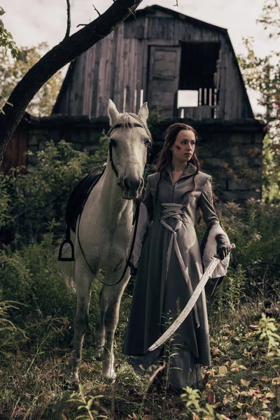 Jovem Mulher Imagem Antigo Cavaleiro Guerreiro Fica Perto Cavalo Branco — Fotografia de Stock