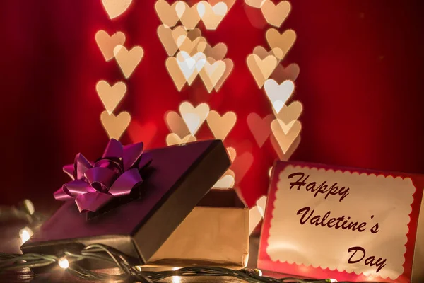 Feliz Día San Valentín Escribiendo Tarjeta Con Caja Regalo Abierta —  Fotos de Stock