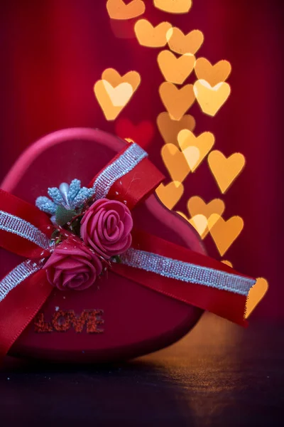 Caja Regalo Forma Corazón Con Rosa Forma Corazón Bokeh Luces —  Fotos de Stock