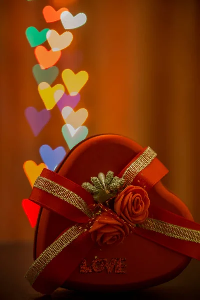 Caja Regalo Forma Corazón Con Rosa Forma Corazón Colorido Fondo —  Fotos de Stock