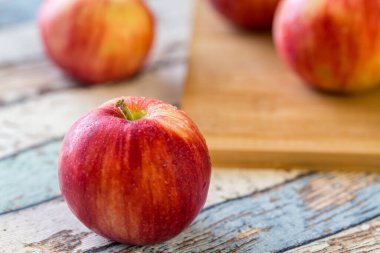 Amasya elmaları ahşap tahtalı masada.