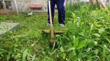 çim adam el ile çim biçme makinesi ile mows