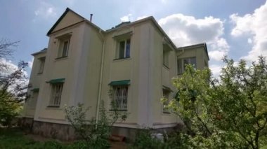 Avluda özel bir ev, eski bir ev.