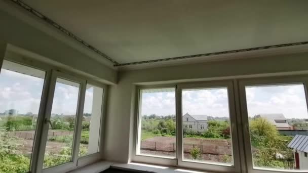 Μεγάλα παράθυρα σε ένα παλιό σπίτι — Αρχείο Βίντεο