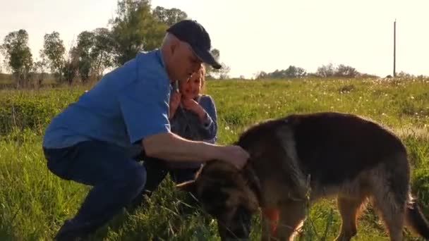 Grand-père et petite-fille prenant le chien pour la promenade — Video