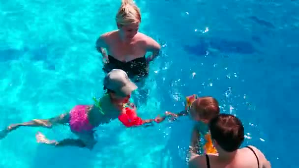 Mor och dotter vid poolen — Stockvideo