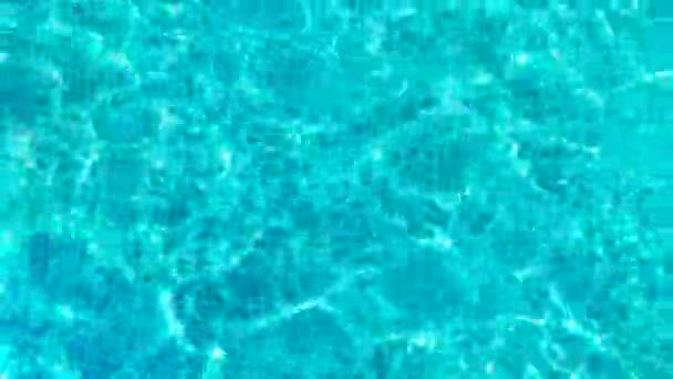 Текстура поверхности воды, медленное движение чистого бассейна рябь и волна, преломление солнечного света сверху вид текстуры моря белый песок, солнце сияет водным фоном. Каустический фон. — стоковое видео