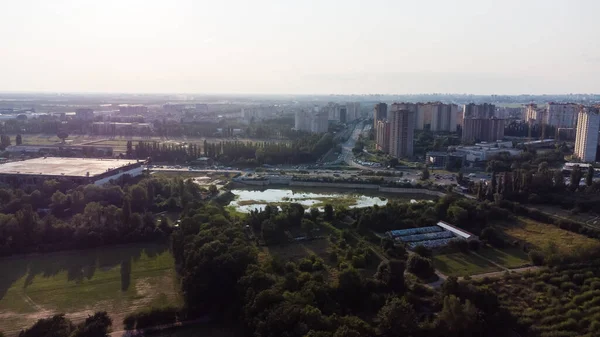Drone vista dos arredores da cidade — Fotografia de Stock