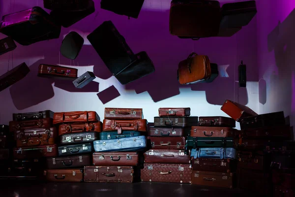 Pile de valises vintage colorées . — Photo