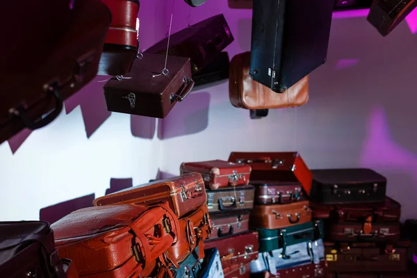 Pile de valises vintage colorées . — Photo