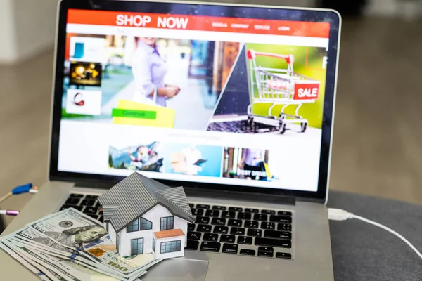 Laptop y billete de dólar para ir de compras en línea, modelo casero — Foto de Stock