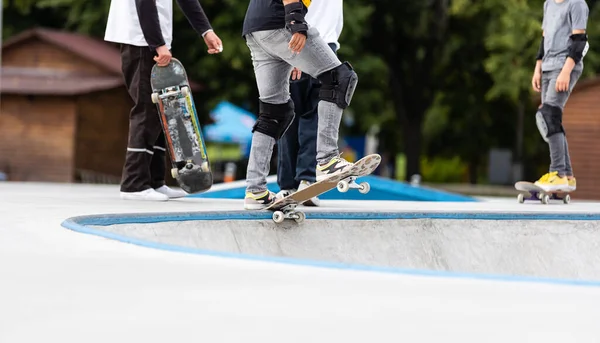 Skateboardista provádí trik ve městě. — Stock fotografie
