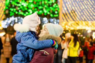 Kyiv, Ukrayna, 5 Ocak 2021: Kyiv, Ukrayna 'daki Sofya Meydanı' ndaki ana Yeni Yıl Ağacı