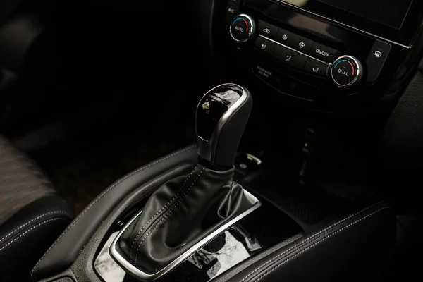 Gear shift menangani dalam mobil modern, foto close-up — Stok Foto