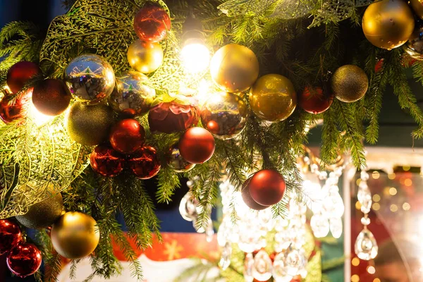 Decorações de Natal feriados. Árvore de Natal festiva e decorações em rua — Fotografia de Stock