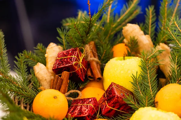 Weihnachten Hintergrund mit Tanne und Mandarinen. — Stockfoto