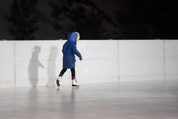 Schattig klein meisje schaatsen op een ijsbaan in het centrum — Stockfoto