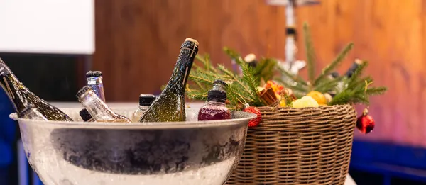 Lahvičky od vína v kbelíku, chlazení alkoholem — Stock fotografie