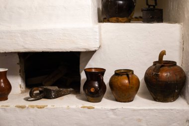 Kırsal arka planda eski mutfak aletleri.