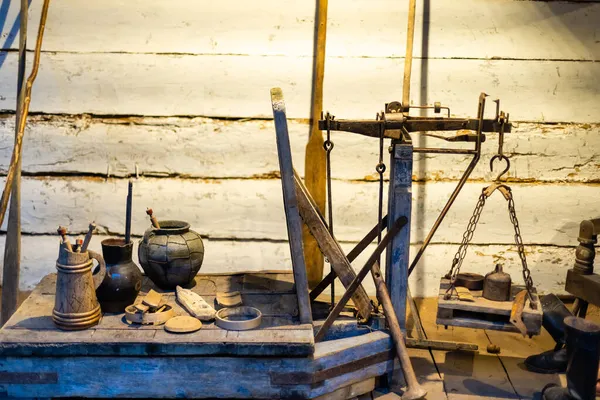 Algunos utensilios viejos en una cocina antigua y rural —  Fotos de Stock