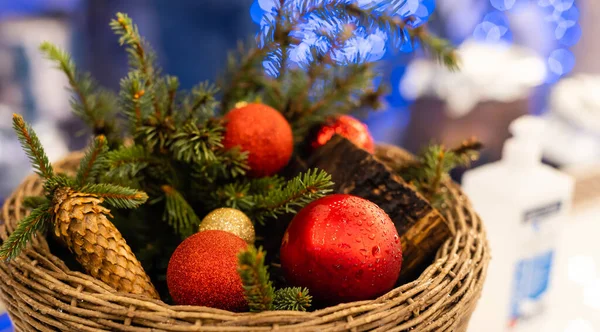 Vánoční ozdoby koš s míčky — Stock fotografie