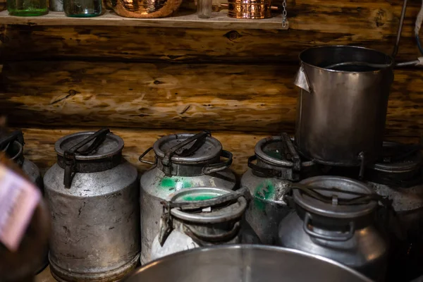 Einige alte Utensilien in einer alten ländlichen Küche — Stockfoto