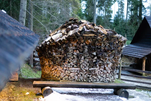 Pilhas de lenha. Preparação de lenha do inverno. Pilha de Firewood. Fundo de lenha — Fotografia de Stock