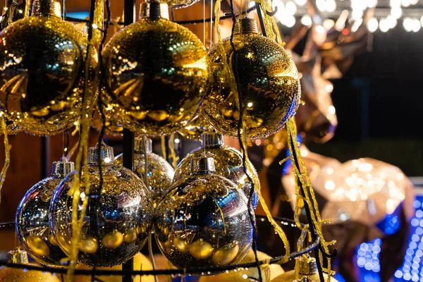 Weihnachtsdekor goldene Glaskugeln an der Wand — Stockfoto