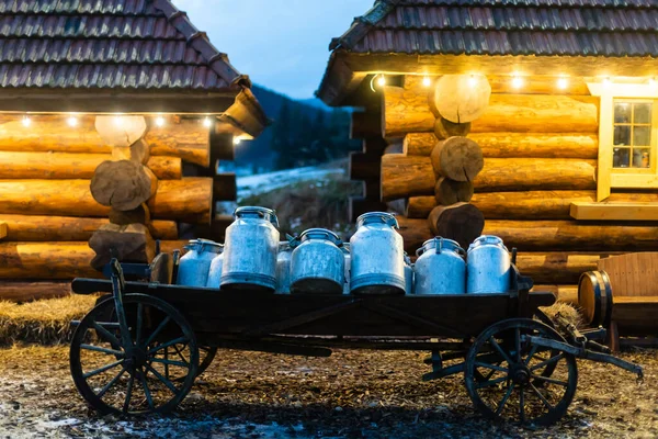 Demiryolu platformunda antika süt çalkalanıyor